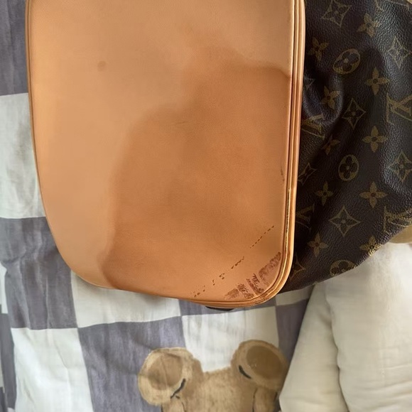 Louis Vuitton Tan Crossbody Bag with Iconic Monogram Design - Picture 2 of 2